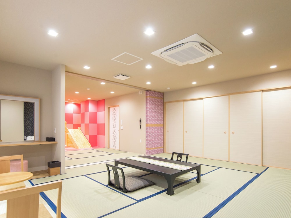 金泉露天風呂付ファミリースイートルーム　はな 客室1 | 神戸有馬温泉 元湯 龍泉閣