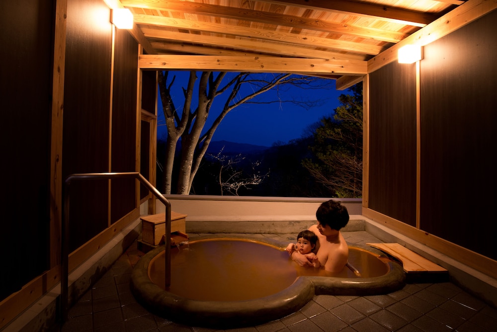 金泉露天風呂付ファミリースイートルーム　ひょうたん 専用スパ浴槽0 | 神戸有馬温泉 元湯 龍泉閣