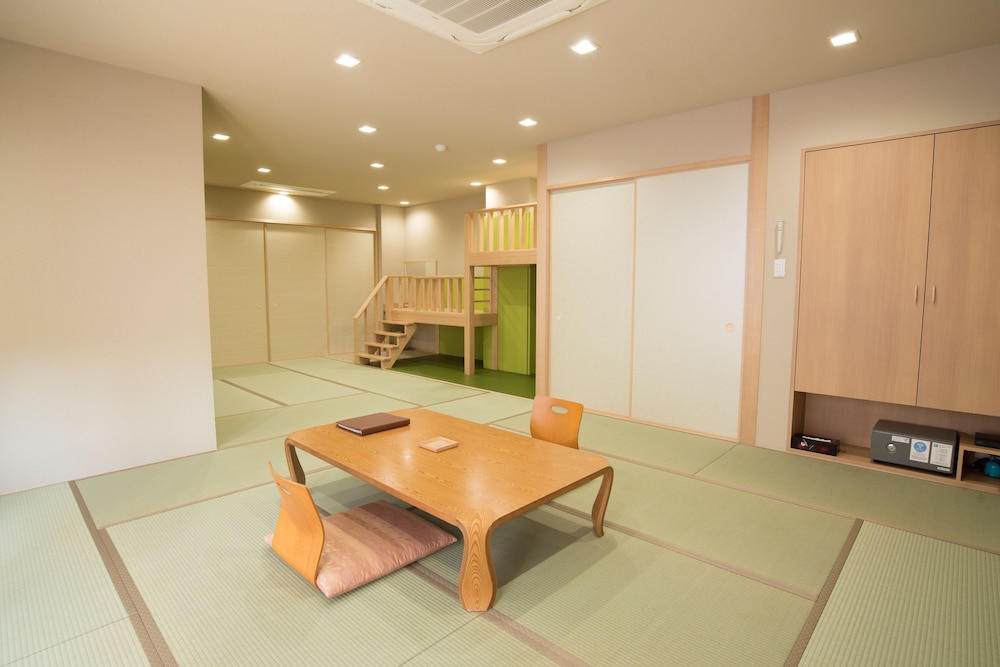 金泉露天風呂付ファミリースイートルーム　ひょうたん 客室2 | 神戸有馬温泉 元湯 龍泉閣