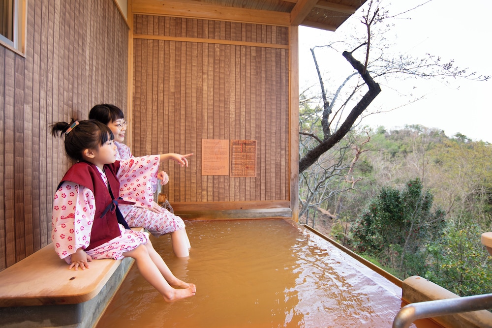 金泉露天風呂付ファミリースイートルーム　そら バスルーム3 | 神戸有馬温泉 元湯 龍泉閣
