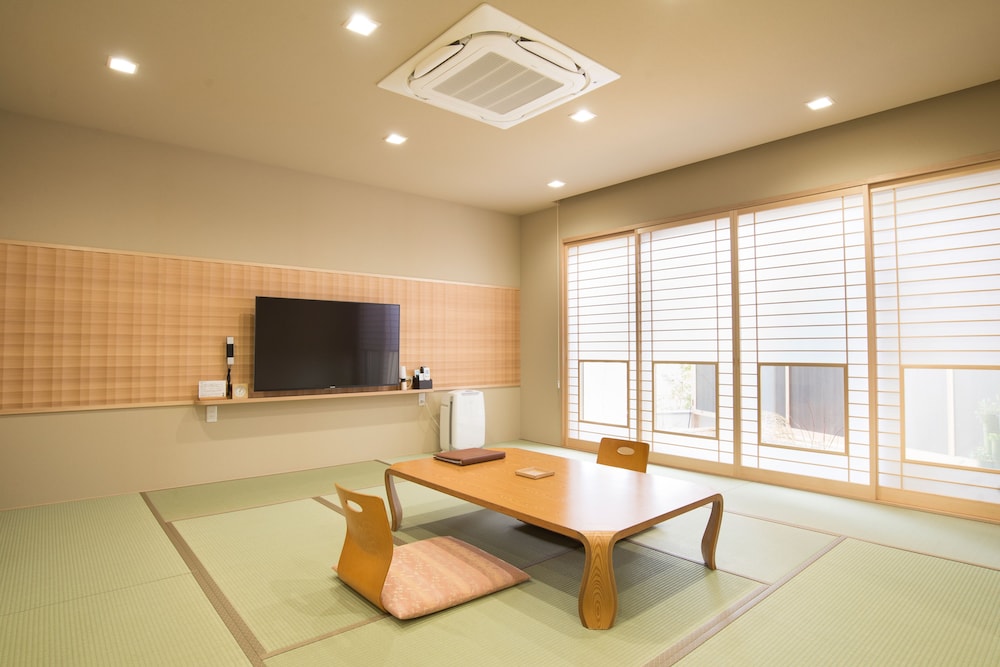 金泉露天風呂付ファミリースイートルーム　ひょうたん 客室1 | 神戸有馬温泉 元湯 龍泉閣