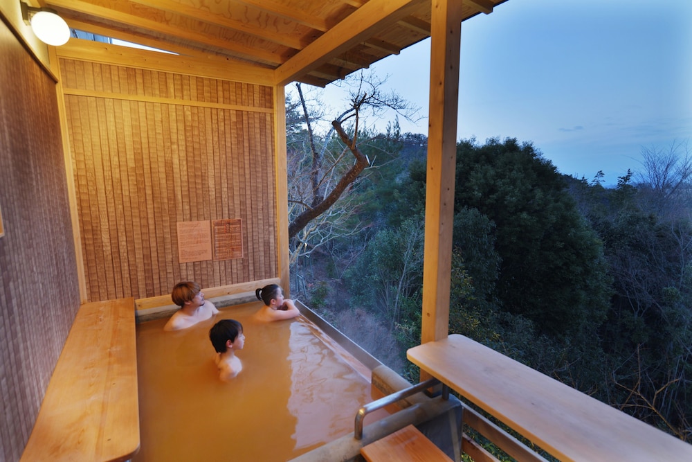 金泉露天風呂付ファミリースイートルーム　そら バスルーム1 | 神戸有馬温泉 元湯 龍泉閣