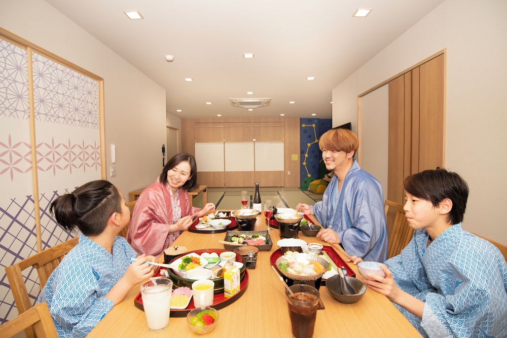 金泉露天風呂付ファミリースイートルーム　そら 客室内のダイニングエリア0 | 神戸有馬温泉 元湯 龍泉閣
