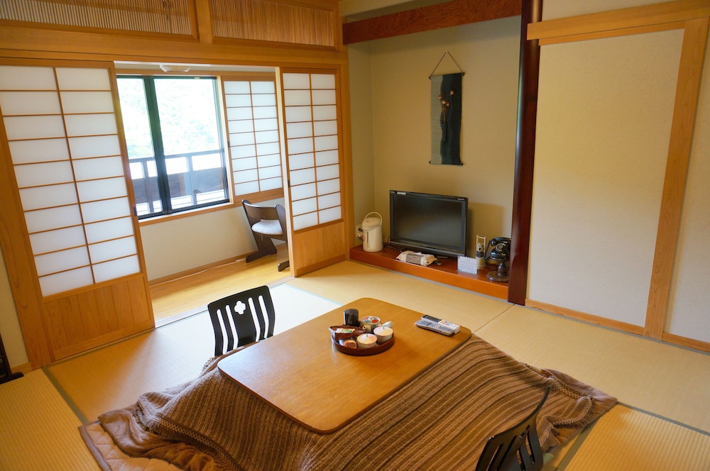 別館和室8畳間 客室1 | 旅館 山城屋