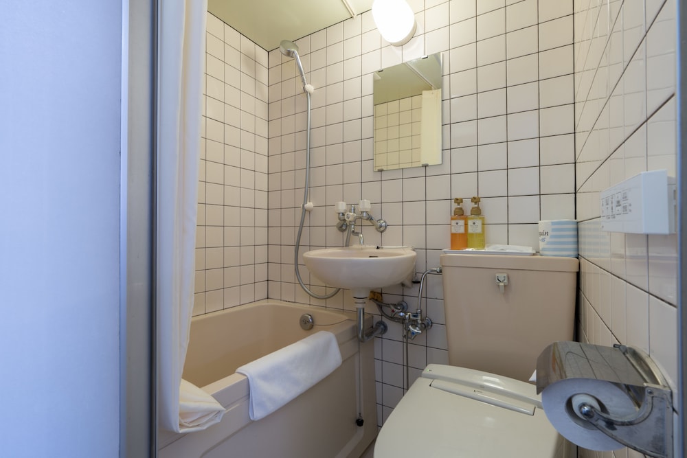 スタンダード ツインルーム 喫煙可 簡易キッチン (ハウスキーピングは有料オプション) バスルーム1 | フレックステイイン白金