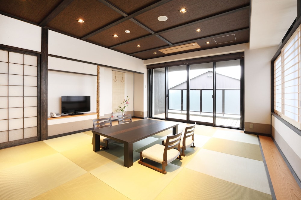 Japanese Traditional Room : 2 meals (No Child Allowed, Check in until 7pm) 客室2 | 和鹿彩 別邸