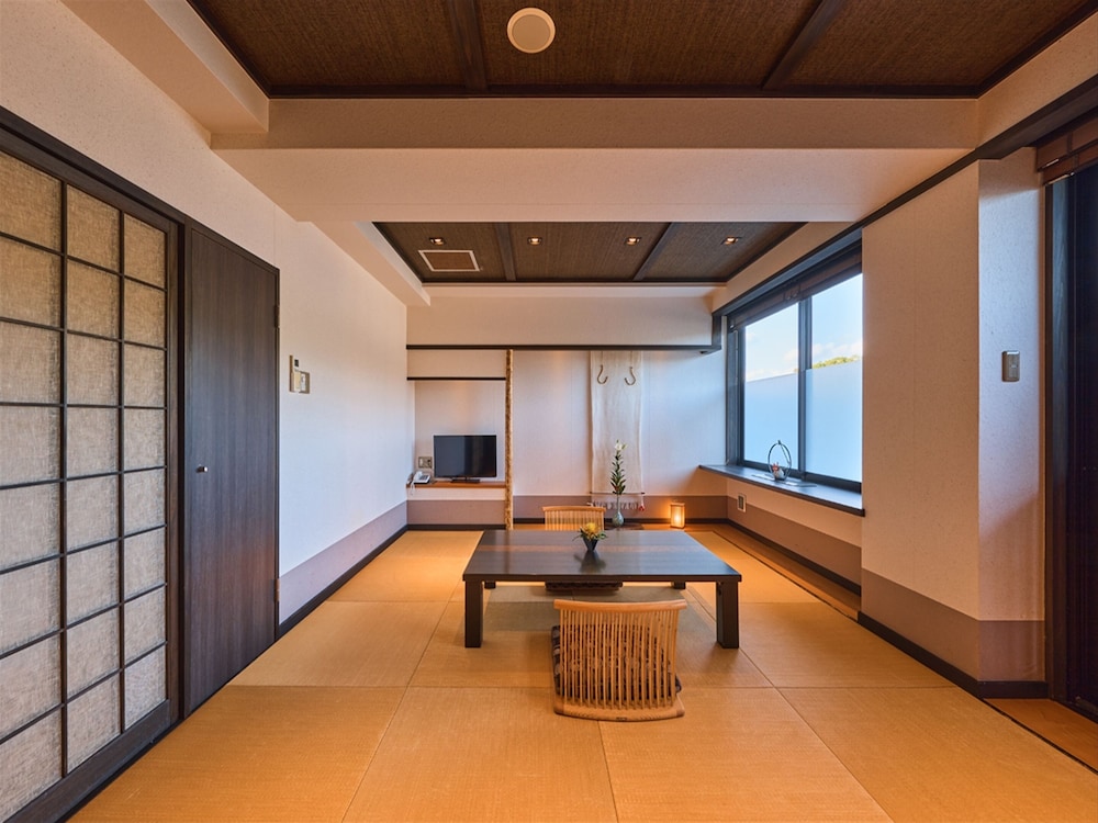 Japanese Style Room With Open-Air Bath (Room #303) : 2 meals (No Child Allowed, Check in until 7pm) 客室7 | 和鹿彩 別邸