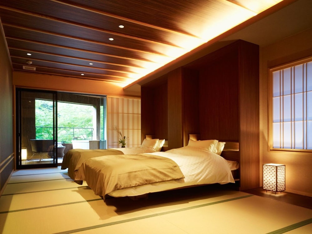 Without bath in the room, 20 minutes from Izumisano by bus, can't serve dinner after 7 PM Check in 客室2 | 不動口館