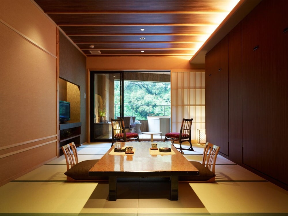 Without bath in the room, 20 minutes from Izumisano by bus, can't serve dinner after 7 PM Check in 客室内のダイニングエリア0 | 不動口館