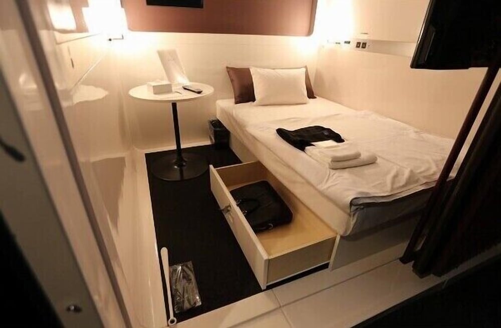 客室1 | ファーストキャビン 博多