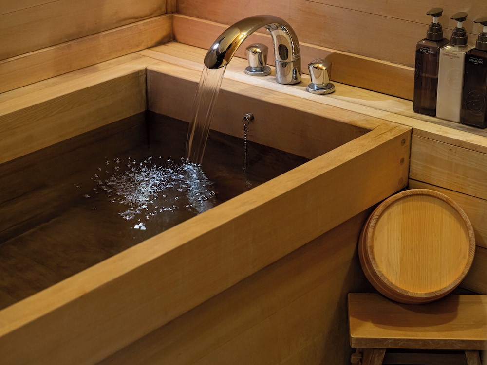 [禁煙] 檜(ヒノキ) 風呂付き和室 (定員5名) バスルーム1 | ホテルアトールエメラルド宮古島