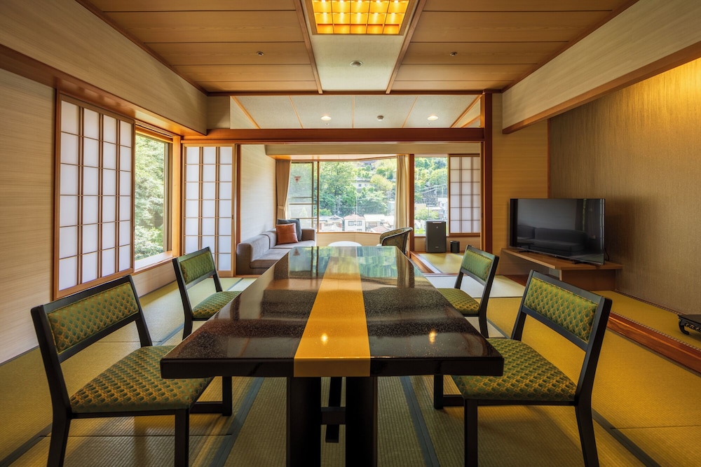 [喜咲] 川側 かけ流し露天風呂付和室 広々12.5帖 (48平米) 客室10 | ホテル河鹿荘