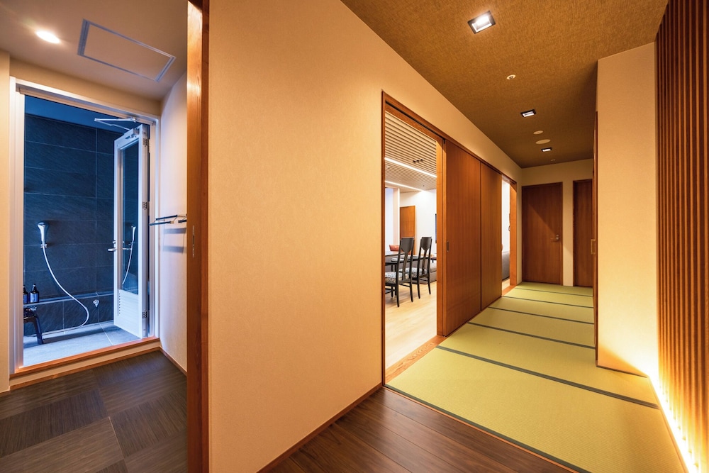 特別フロア-IKOI 憩 - [飛翔] 街側 温泉内風呂付特別室和洋室 客室2 | ホテル河鹿荘