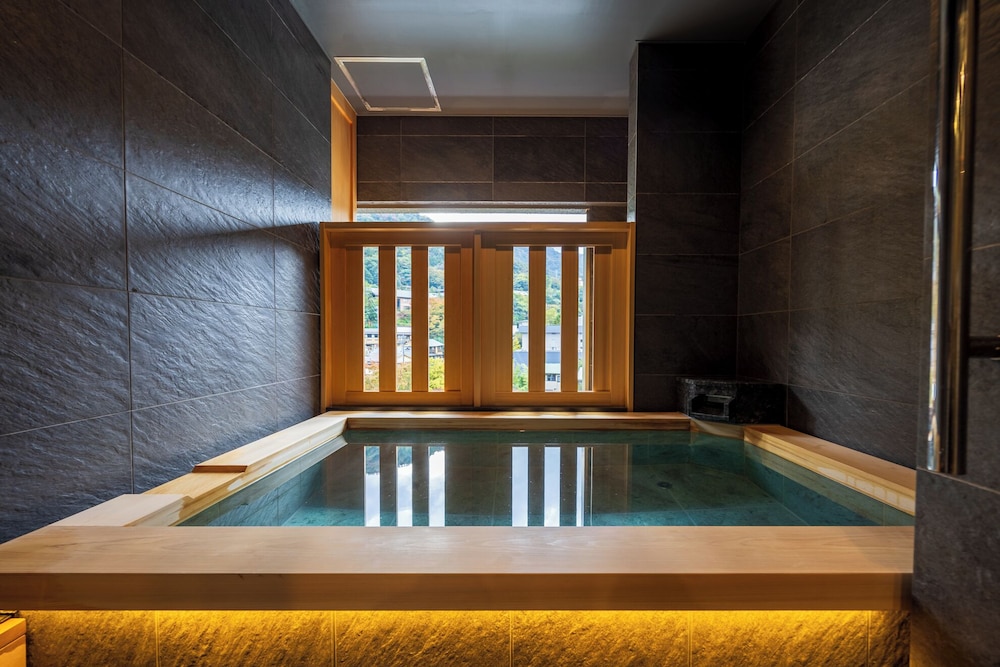 特別フロア-IKOI 憩- [満天・誠] 川側 温泉露天風呂付和洋室 客室2 | ホテル河鹿荘