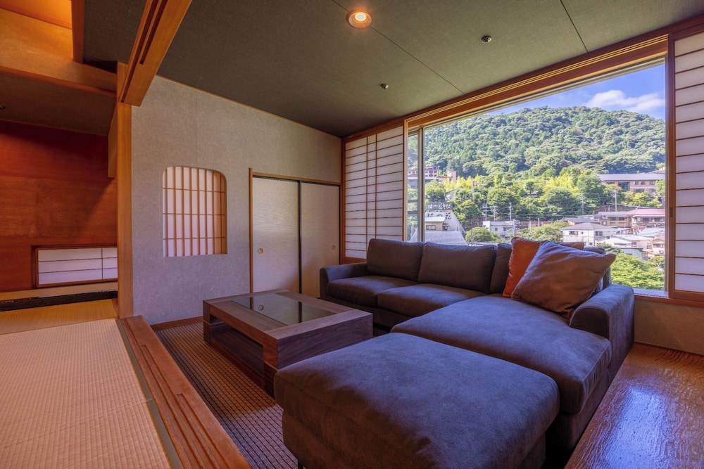 川側和洋室 10畳+ツインベッド 客室7 | ホテル河鹿荘