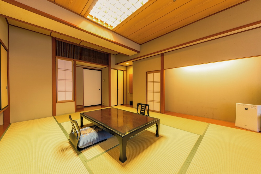 街側 和室 二食付き 客室4 | ホテル河鹿荘