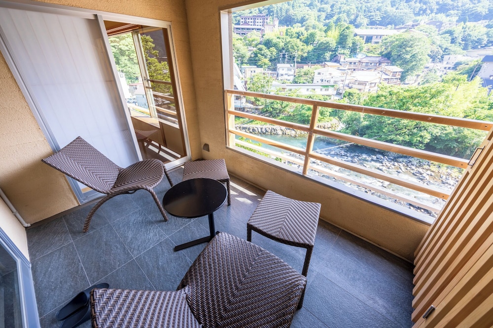 特別フロア-IKOI 憩-[飛天] 川側 温泉露天風呂付特別室和洋室 客室2 | ホテル河鹿荘