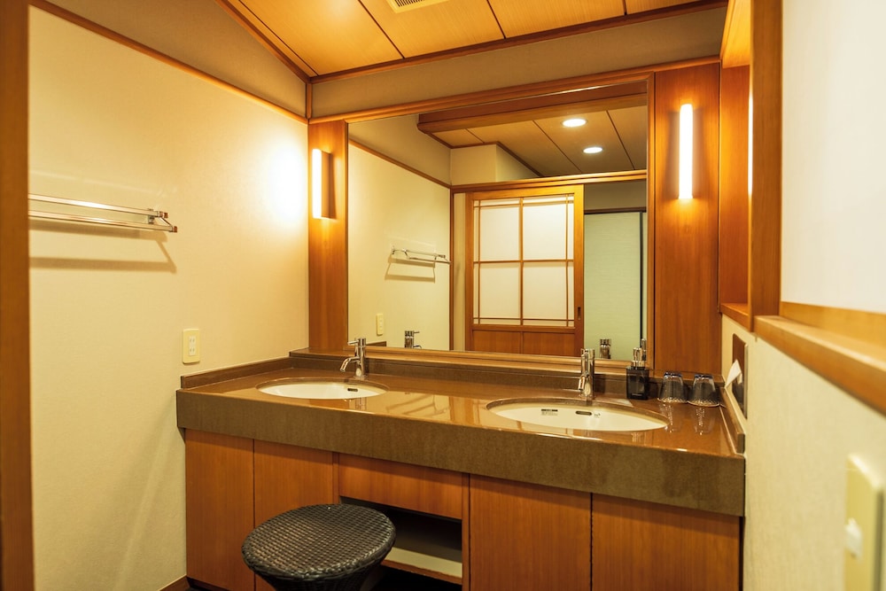 [喜咲] 川側 かけ流し露天風呂付和室 広々12.5帖 (48平米) 客室3 | ホテル河鹿荘