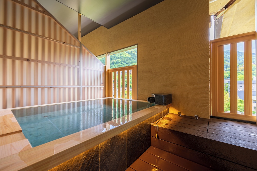 特別フロア-IKOI 憩-[飛天] 川側 温泉露天風呂付特別室和洋室 バスルーム0 | ホテル河鹿荘