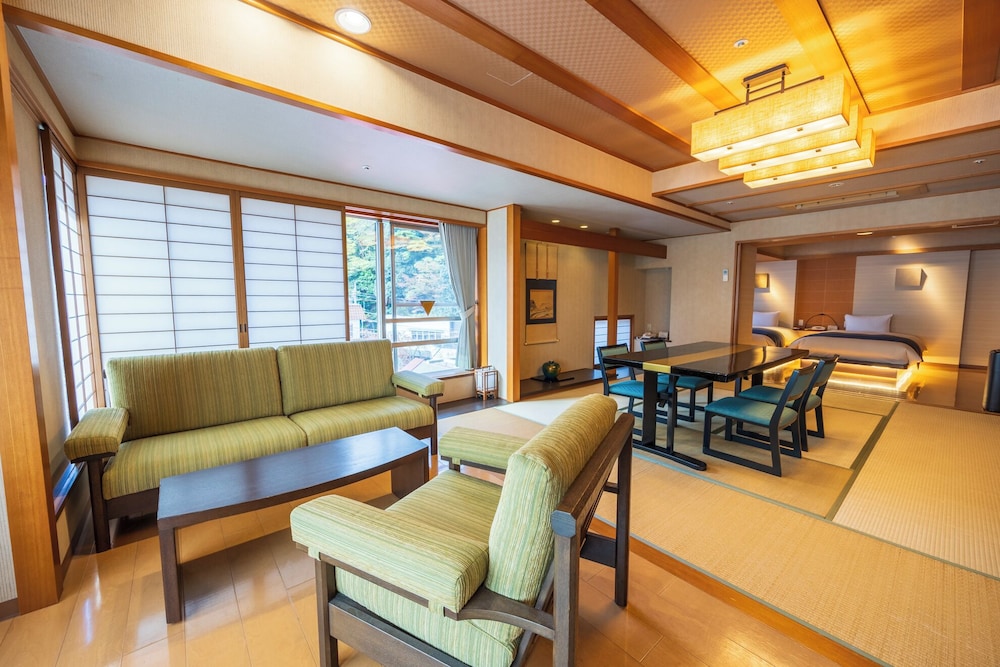 [集粋庵] 川側 かけ流し露天風呂付和洋室 (70平米) 客室2 | ホテル河鹿荘