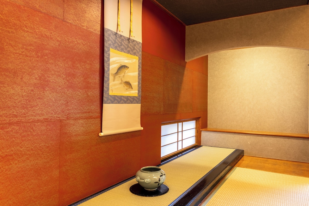 川側和洋室 10畳+ツインベッド 客室1 | ホテル河鹿荘