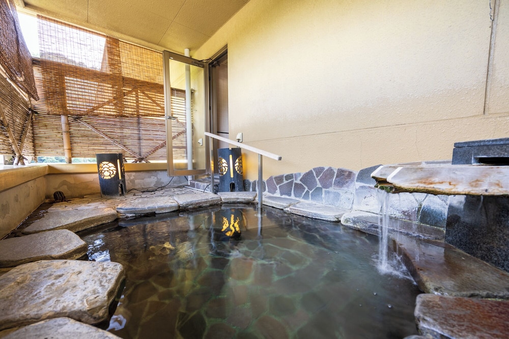 [喜咲] 川側 かけ流し露天風呂付和室 広々12.5帖 (48平米) 客室9 | ホテル河鹿荘