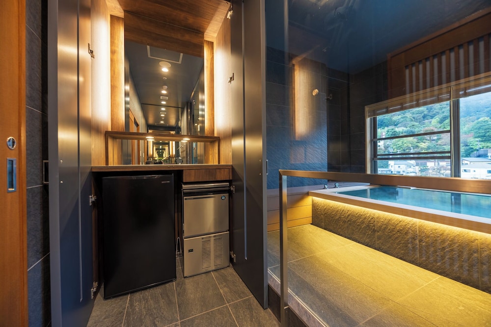 特別フロア- IKOI 憩 - [大観] 川側 温泉内風呂付特別室和洋室 客室3 | ホテル河鹿荘