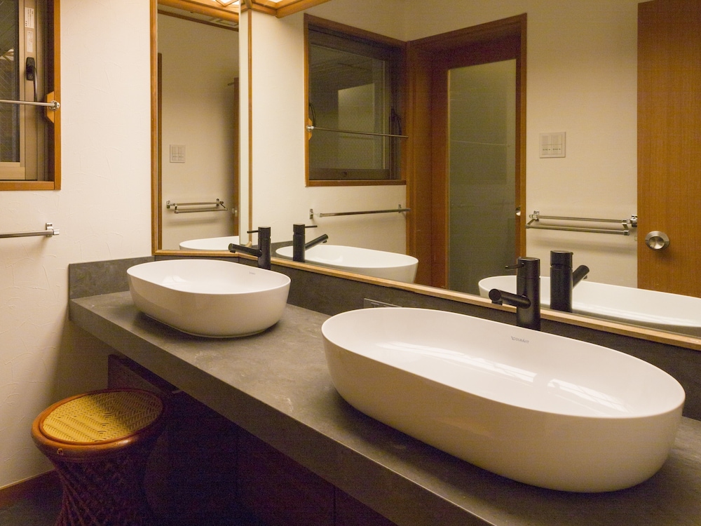 川側和洋室 10畳+ツインベッド 客室6 | ホテル河鹿荘