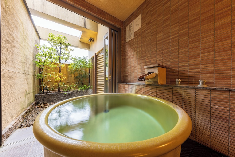 [集粋庵] 街側 かけ流し露天風呂付和洋室 (70平米) バスルーム0 | ホテル河鹿荘