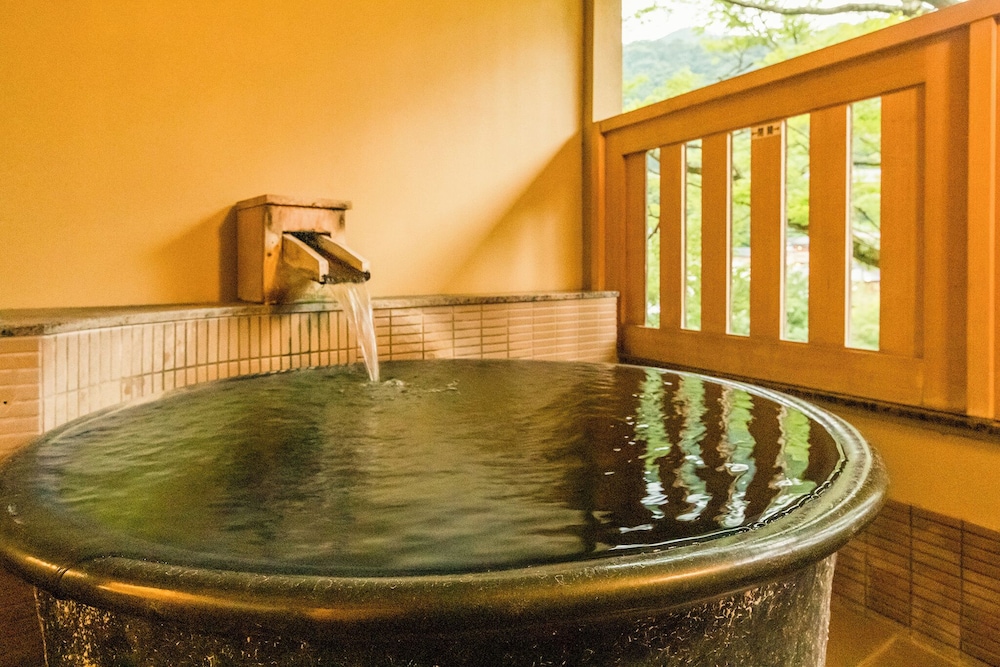 [集粋庵] 川側 かけ流し露天風呂付和洋室 (70平米) 客室3 | ホテル河鹿荘