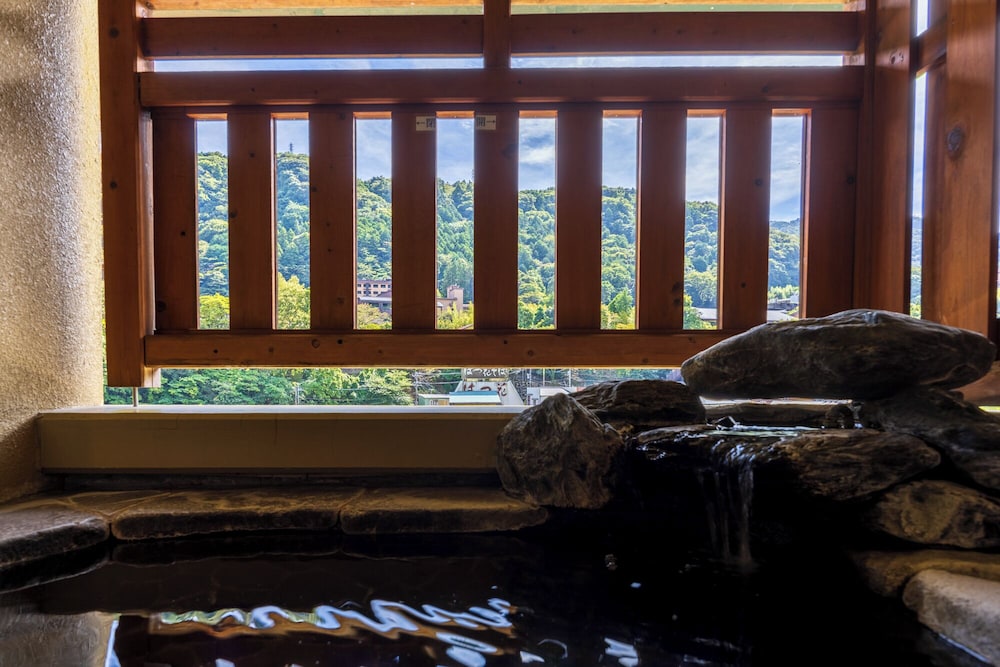 [喜咲] 川側 かけ流し露天風呂付和室 広々12.5帖 (48平米) 客室6 | ホテル河鹿荘