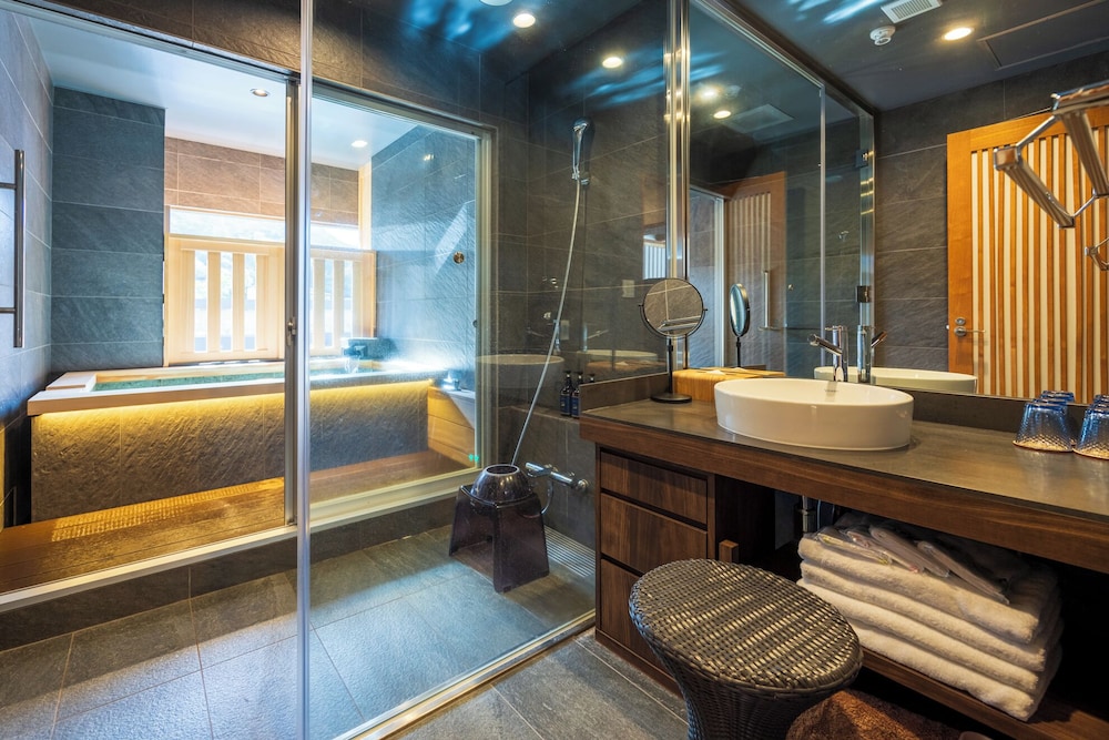 特別フロア-IKOI 憩- [満天・誠] 川側 温泉露天風呂付和洋室 客室4 | ホテル河鹿荘