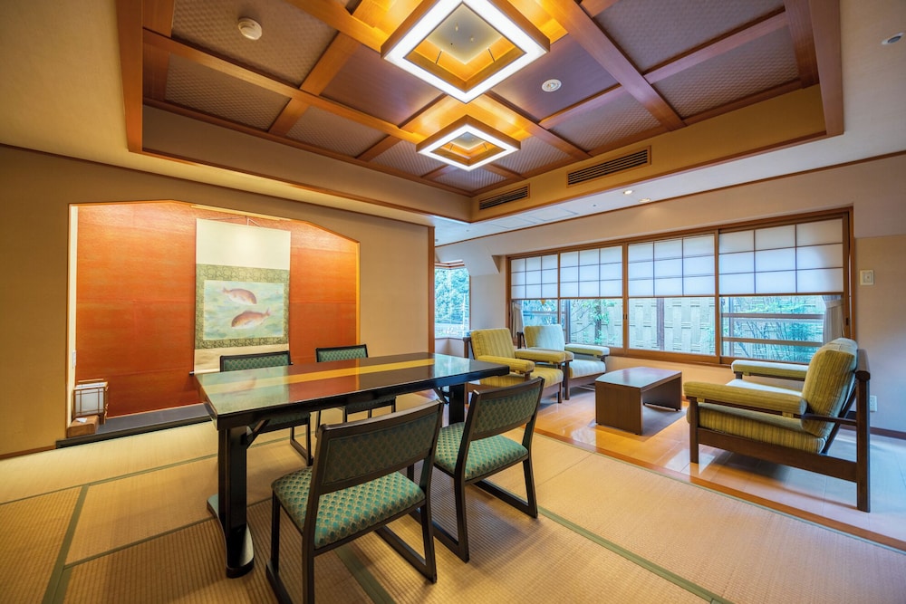 [集粋庵] 街側 かけ流し露天風呂付和洋室 (70平米) 客室1 | ホテル河鹿荘