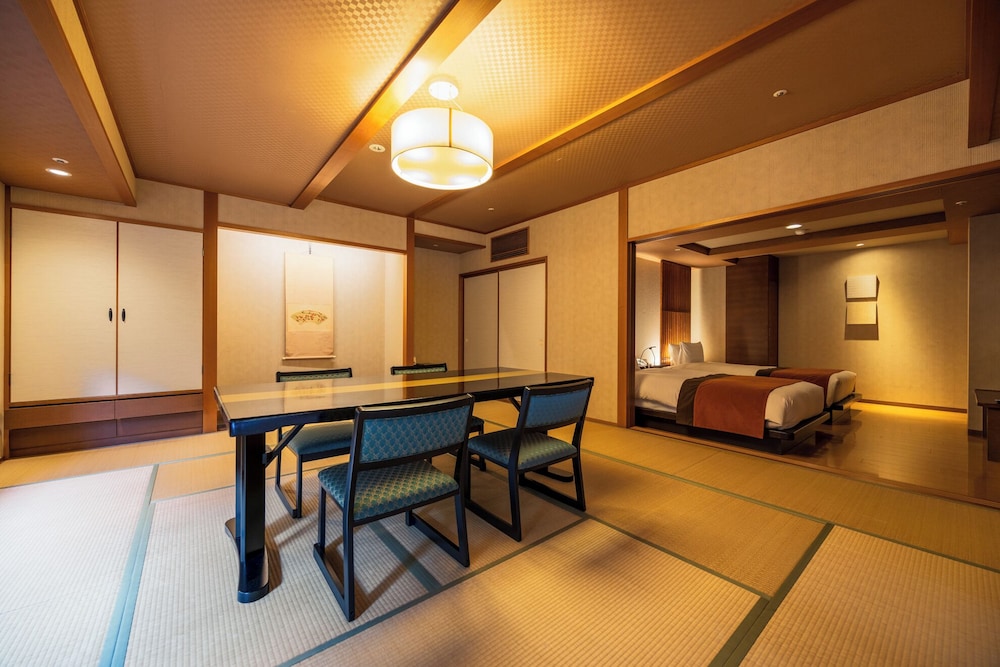 [集粋庵] 街側 かけ流し露天風呂付和洋室 (70平米) 客室3 | ホテル河鹿荘