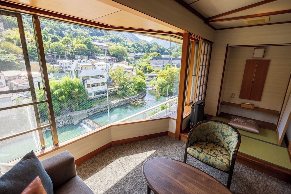 [喜咲] 川側 かけ流し露天風呂付和室 広々12.5帖 (48平米) 客室7 | ホテル河鹿荘