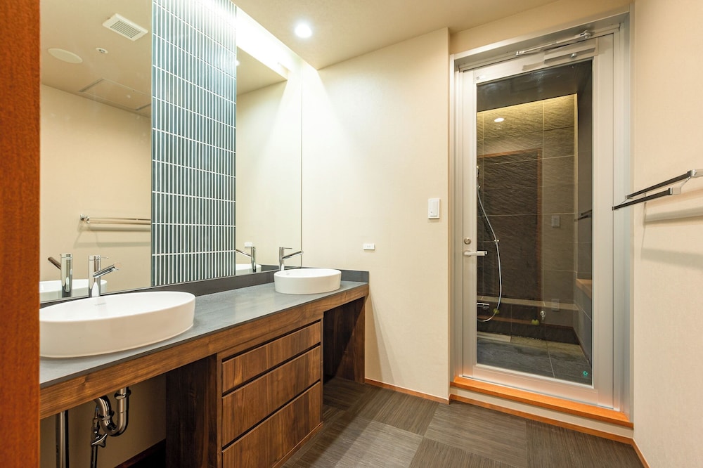 特別フロア-IKOI 憩 - [飛翔] 街側 温泉内風呂付特別室和洋室 バスルーム1 | ホテル河鹿荘