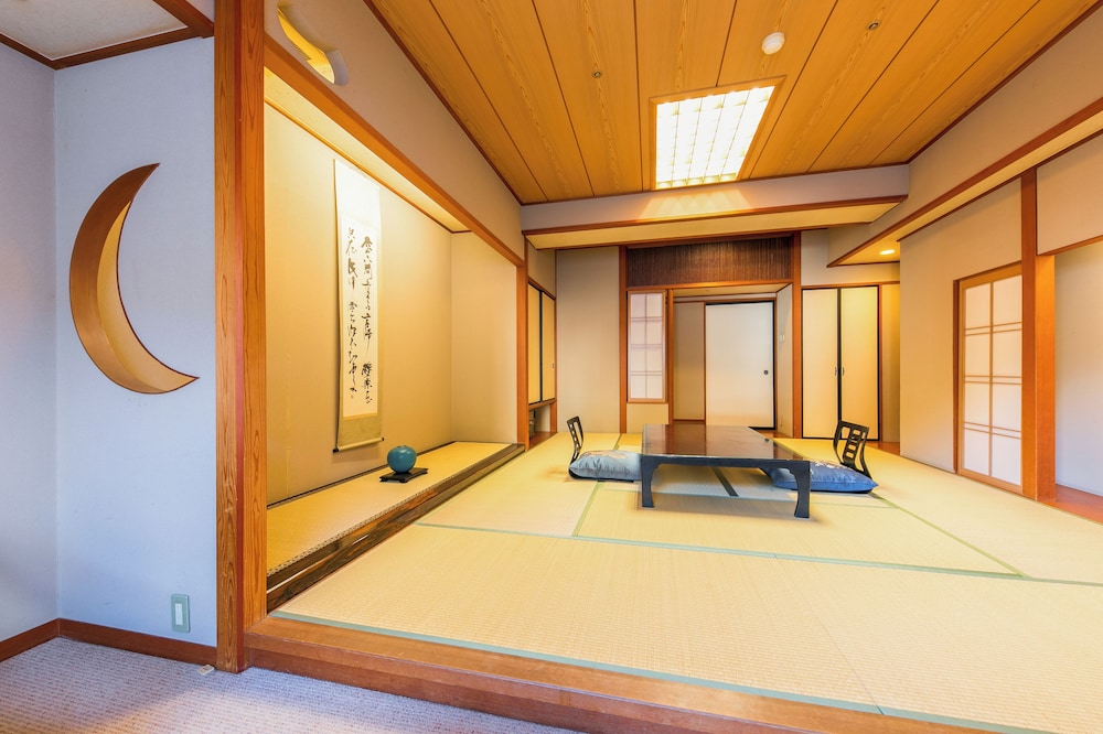 街側 和室 二食付き 客室5 | ホテル河鹿荘