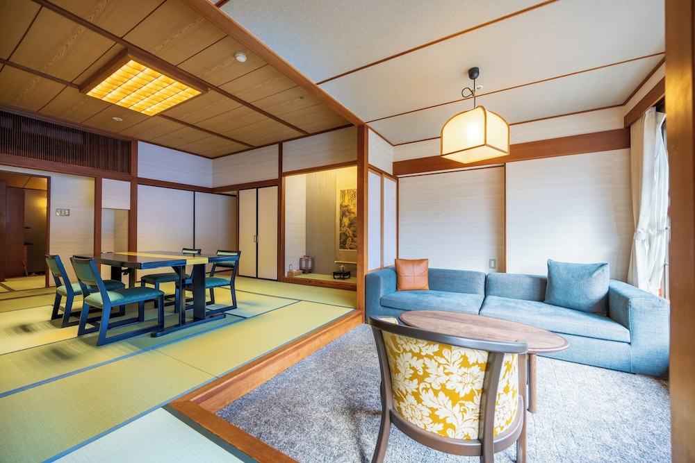 [喜咲] 川側 かけ流し露天風呂付和室 広々12.5帖 (48平米) 客室1 | ホテル河鹿荘