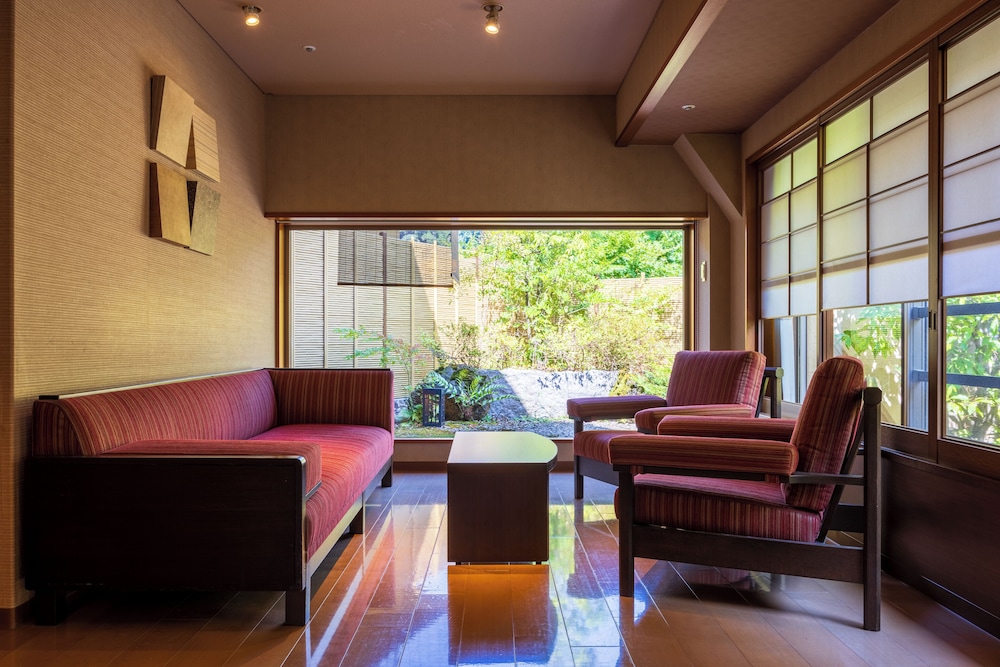 [集粋庵] 街側 かけ流し露天風呂付和洋室 (70平米) リビング エリア0 | ホテル河鹿荘