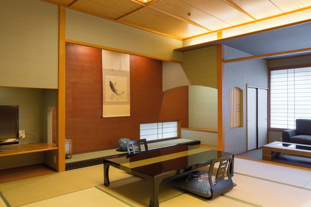 川側和洋室 10畳+ツインベッド 客室5 | ホテル河鹿荘