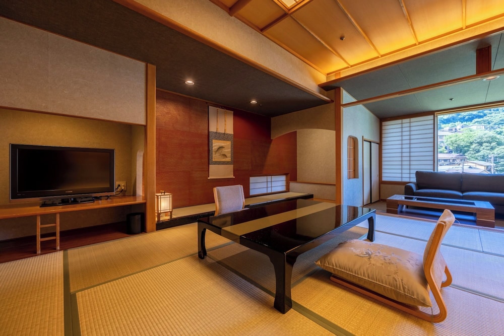 川側和洋室 10畳+ツインベッド 客室3 | ホテル河鹿荘