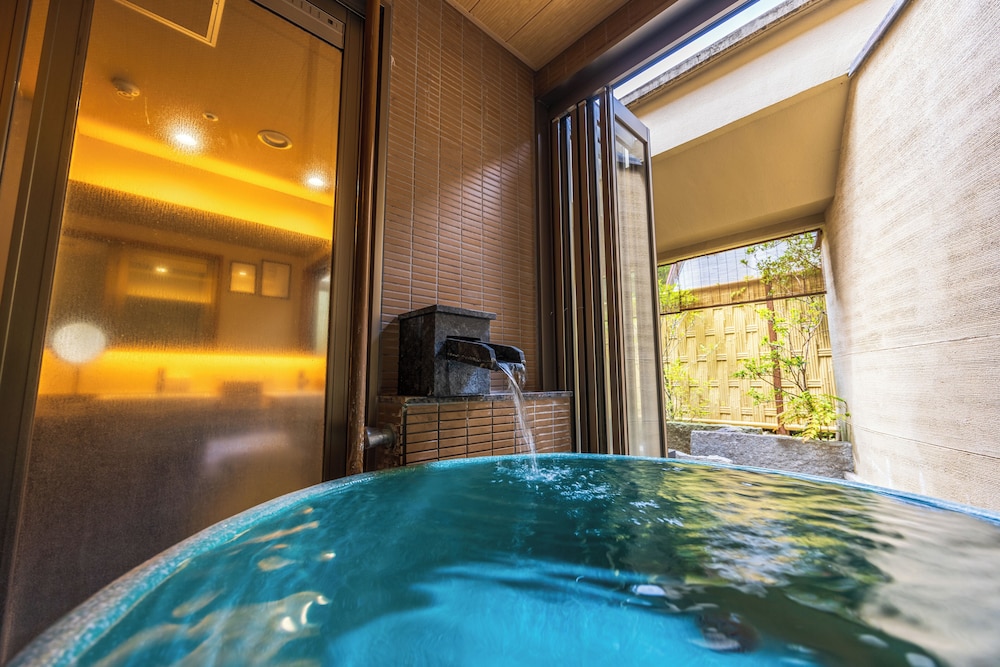 [集粋庵] 街側 かけ流し露天風呂付和洋室 (70平米) バスルーム1 | ホテル河鹿荘