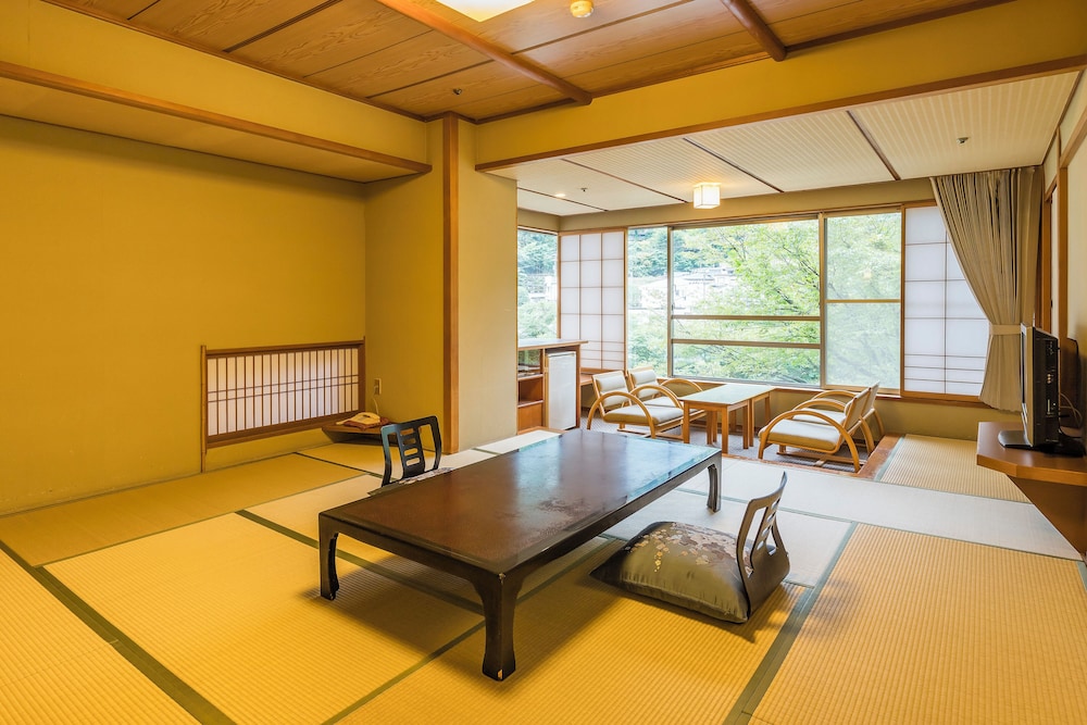 川側 和室12畳 | ホテル河鹿荘