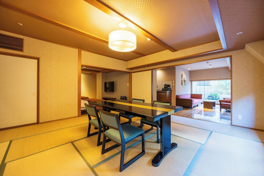 [集粋庵] 街側 かけ流し露天風呂付和洋室 (70平米) 客室4 | ホテル河鹿荘