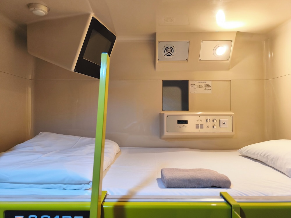 カプセルツインルーム [リノベーション] 共用バスルーム 禁煙 客室1 | 新今宮ホテル