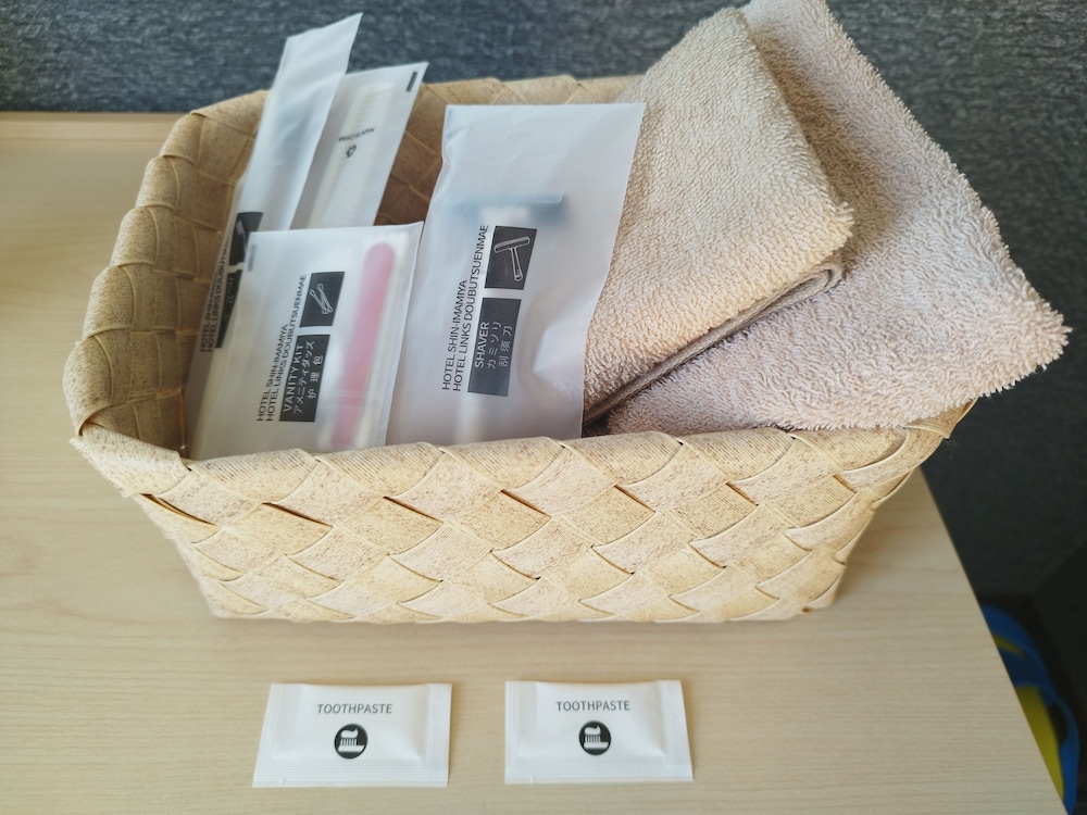 セミダブルルーム【リノベーション】 共用バスルーム 禁煙 客室の設備とサービス1 | 新今宮ホテル