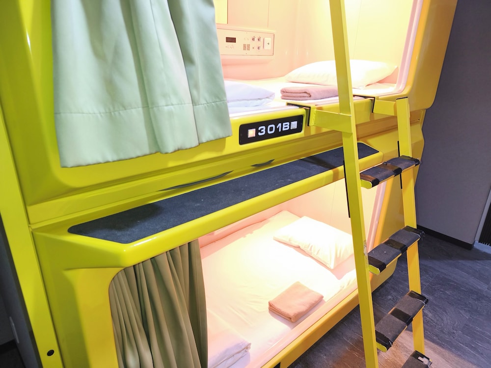 カプセルツインルーム [リノベーション] 共用バスルーム 禁煙 客室4 | 新今宮ホテル