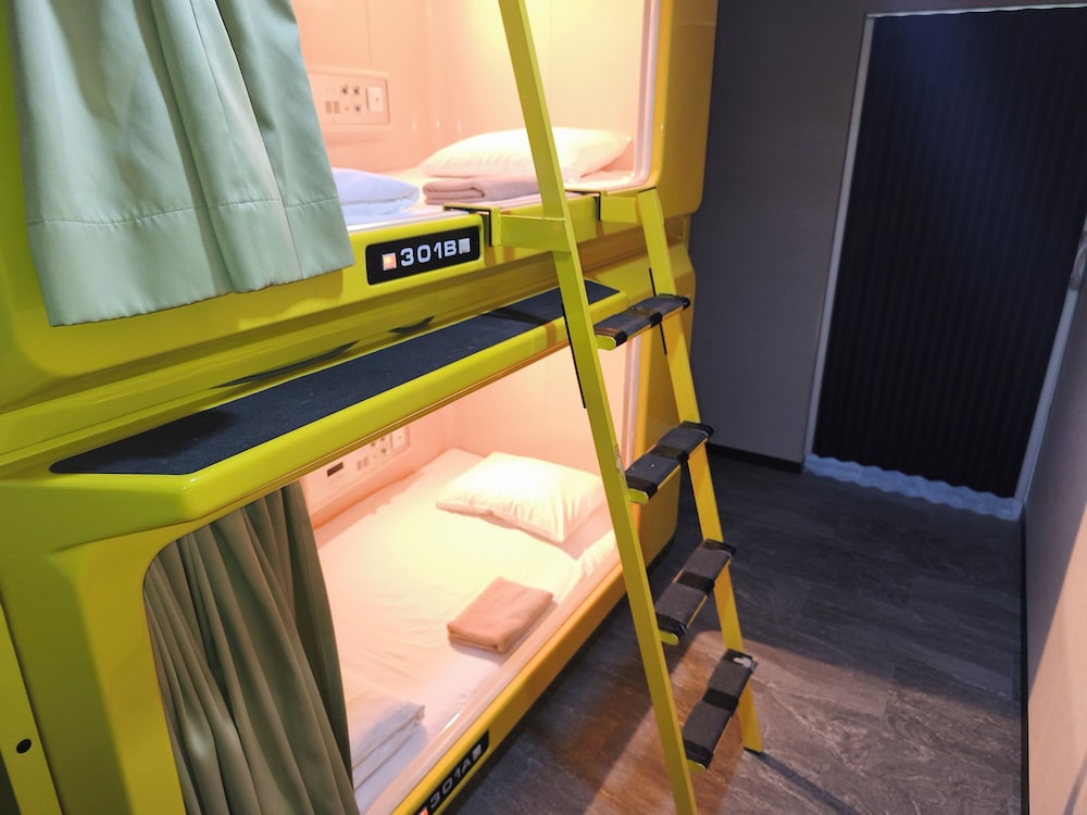 カプセルツインルーム [リノベーション] 共用バスルーム 禁煙 客室3 | 新今宮ホテル