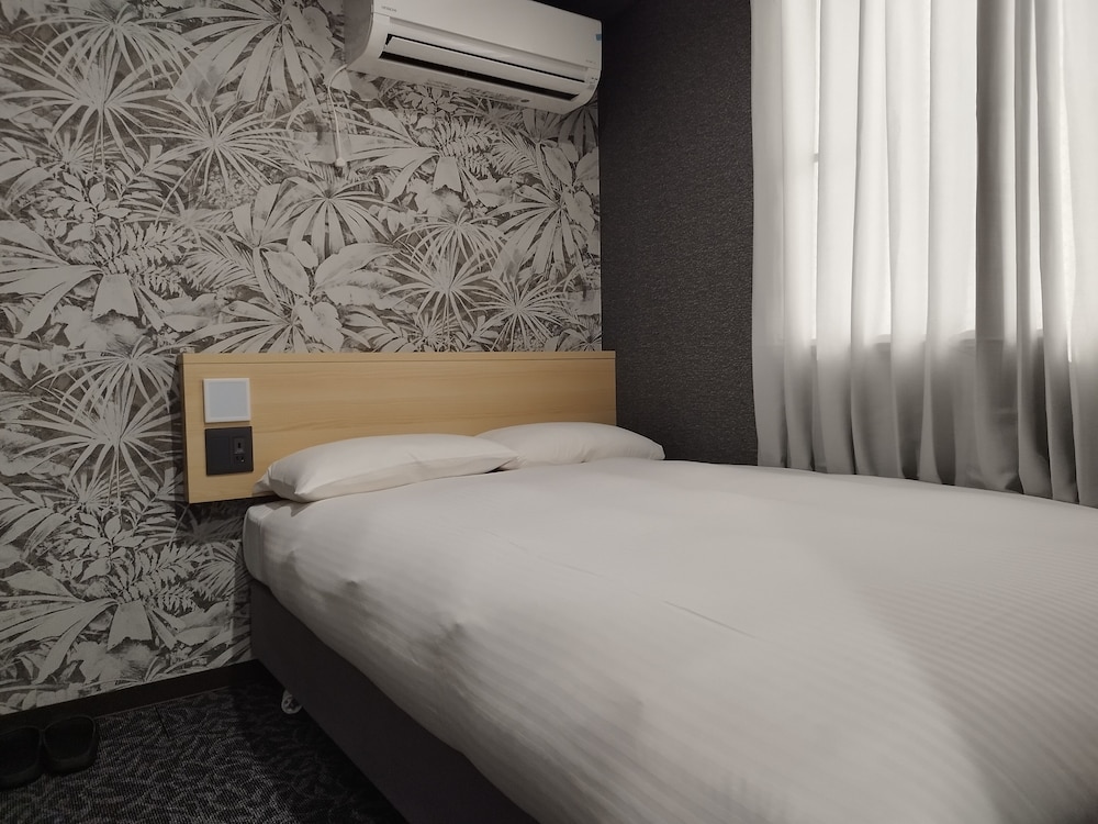 セミダブルルーム【リノベーション】 共用バスルーム 禁煙 客室5 | 新今宮ホテル