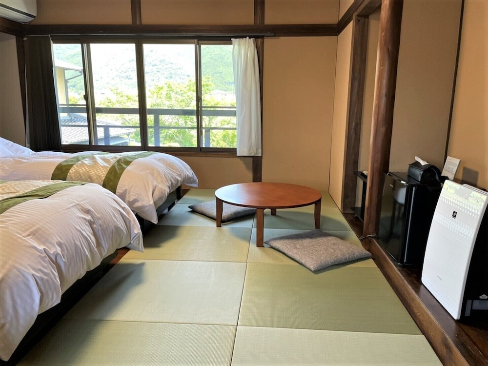 和洋室デラックス 二人部屋 (大人専用) 禁煙 客室1 | 山荘田名加